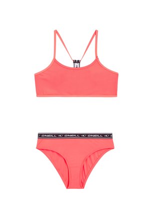 Korallbikini med en sportig crop top med tunna axelremmar och ett underdel med svart midjeband där varumärkesnamnet visas.