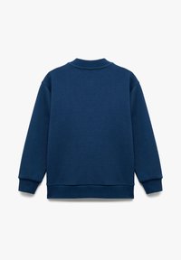 Marineblauwe sweatshirt van een textuur, gebreide stof. Heeft een ronde halslijn, ribgebreide boorden en zoom, en heeft een ontspannen, oversized pasvorm.