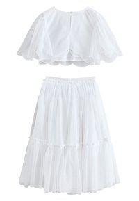 Conjunto blanco de dos piezas que presenta un top corto con mangas en capas y con volantes, además de una falda de cintura elástica en capas hecha de tela transparente.