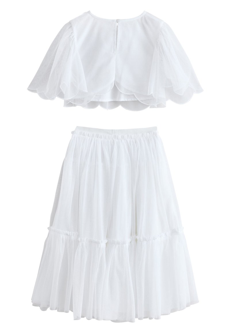 Conjunto blanco de dos piezas que presenta un top corto con mangas en capas y con volantes, además de una falda de cintura elástica en capas hecha de tela transparente.
