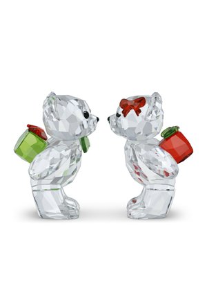Deux figurines d'ours en cristal clair se faisant face, l'une avec un sac à dos cadeau vert et l'autre avec un sac à dos cadeau rouge et un nœud.
