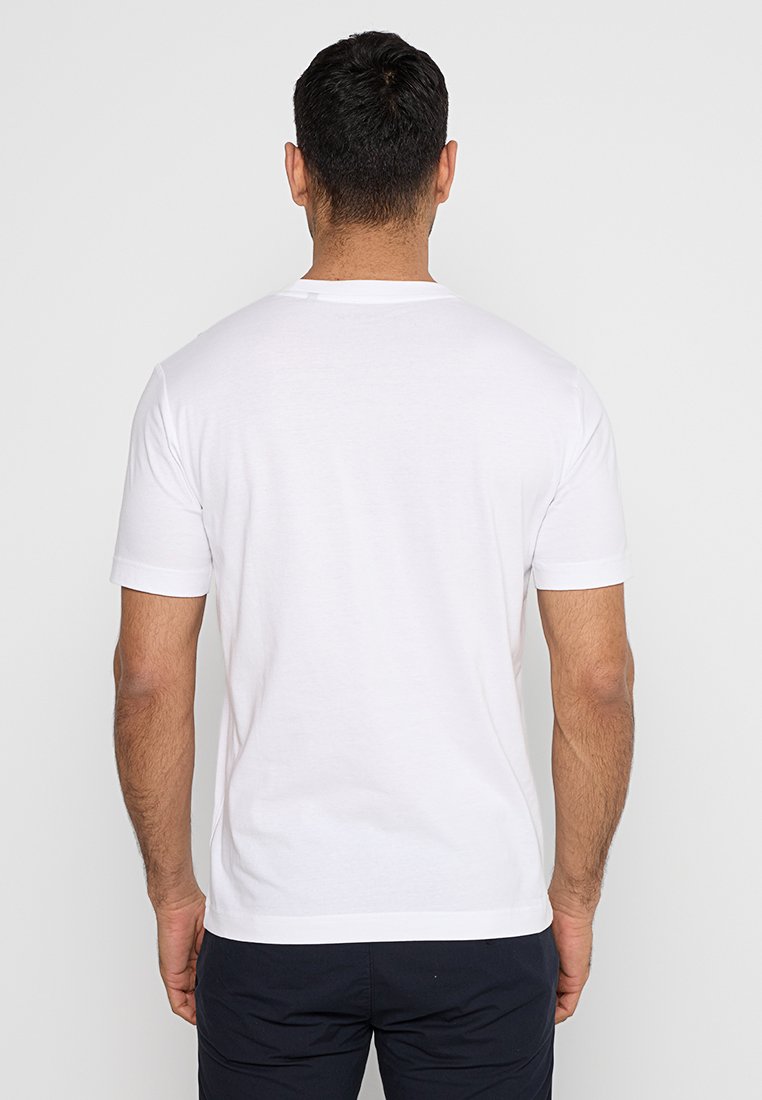 Weißes Baumwoll-T-Shirt mit kurzen Ärmeln und Rundhalsausschnitt, das ein schlichtes Design ohne sichtbare Muster oder Akzente aufweist.