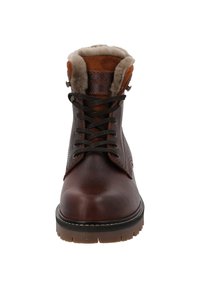 Bruine leren enkellaars met donkere veter, een gevoerd kraagje en een gestructureerd oppervlak. Heeft een rubberen zool met een profielpatroon.