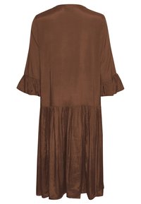 Brun, knælænget kjole med trekvartærmer, flæseærmer og et lagdelt design; lavet af glat, skinnende stof.