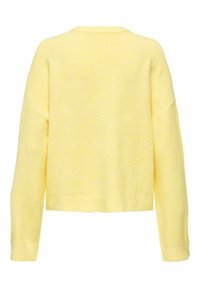 Pull jaune en maille à coupe décontractée, épaules tombantes et encolure arrondie. La texture est douce avec une finition légère et légèrement duveteuse.