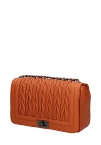 Tracolla in pelle arancione con texture trapuntata, forma rettangolare e una cinghia in metallo. Presenta una chiusura elegante sul davanti.
