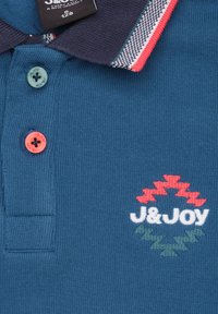 Marineblauwe polo met ribbelkraag, voorzien van meerkleurige gestreepte accenten. Knopen in roze en teal, met geborduurd "J&JOY" logo.