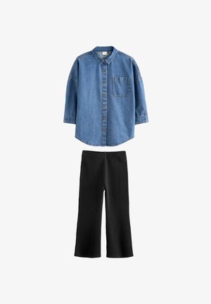 Zila džinsu krekls ar pogām un kabatu, savienots ar melnu platā kāja biksēm. Abiem apģērba gabaliem ir ikdienišķs dizains un izturīgs audums.