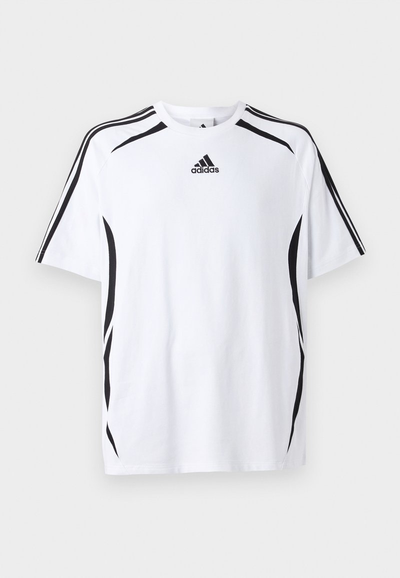 T-shirt de sport blanc avec des rayures noires sur les côtés et un logo Adidas sur la poitrine. Fabriqué en tissu léger avec des manches courtes.