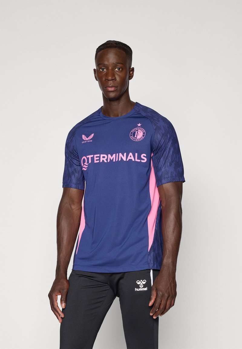 Maillot de sport bleu marine avec manches courtes, panneaux latéraux roses et un motif texturé. Affichant des logos en rose et blanc.