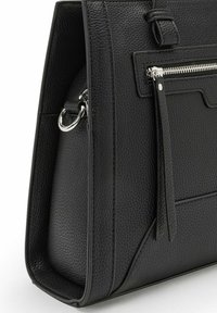 Borsa a mano nera strutturata in pelle testurizzata. Presenta una tasca con zip argentata e un accento a cerchio laterale. Forma rettangolare con bordi rigidi.