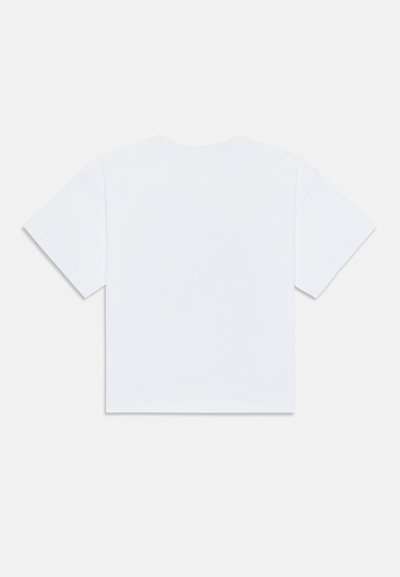 Kortärmad vit t-shirt med rund halsringning och mjukt bomullstyg. Minimalistisk design utan synliga logotyper eller mönster.