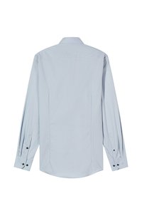 Hellblaues Langarmhemd aus weichem Stoff, mit klassischem Kragen, schwarzen Knopfakzenten und taillierter Passform am Rücken.