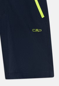 Jūras spēku šorti, izgatavoti no gludas materiāla, ar košiem dzelteniem akcentiem uz kabatām. CMP logo dzeltenā krāsā priekšā. Tīrs, gluds dizains.