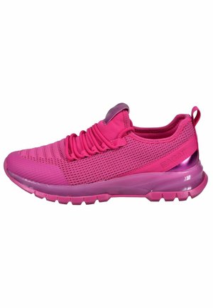 Baskets de sport rose vif avec dessus en mesh respirant, semelle épaisse, languette à boucle et lacets élastiques, vues de côté.