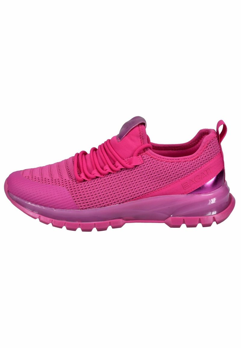 Baskets de sport rose vif avec dessus en mesh respirant, semelle épaisse, languette à boucle et lacets élastiques, vues de côté.