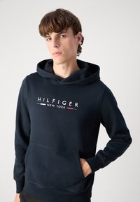 Tommy Hilfiger NEW YORK HOODY - Sweatshirt - desert sky