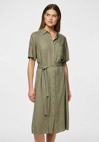 Abito camicia verde khaki realizzato in tessuto texture, dotato di un colletto, maniche corte, davanti con bottoni e vita con cintura.