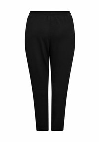 Černé, tapered jogger kalhoty vyrobené z měkké tkaniny s elastickým pasem. Hladký design, žádné viditelné vzory nebo akcenty.