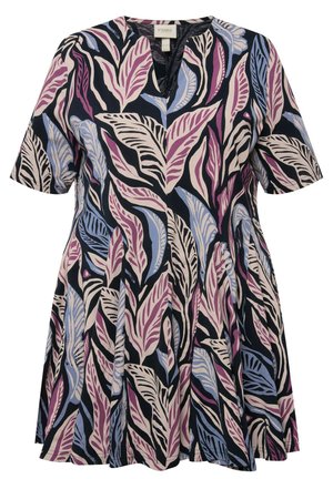 Sukienka w kształcie dzwonu z ciemnonawowym tłem, z wielokolorowymi wzorami liści w odcieniach różu, fioletu i niebieskiego. Krótkie rękawy i dekolt w kształcie litery V.