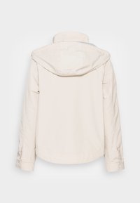 Casaco bege claro feito de um tecido liso, com capuz, punhos abotoados e costuras decorativas nas costas. Design minimalista sem padrões.