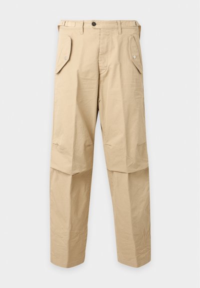 Pantalon beige droit avec fermeture par bouton et zip, poches latérales à rabat avec boutons et pattes de réglage à la taille.
