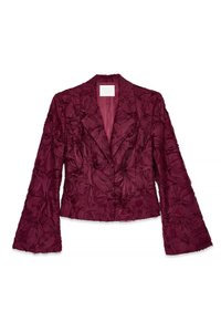 Burgundy skrátený blejzer s textúrovaným kvetinovým dizajnom, s dlhými zvonovými rukávmi a klasickým klopom. Hladká vnútorná podšívka.
