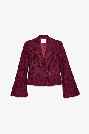 Veste courte bordeaux avec un design floral texturé, dotée de manches cloches longues et d'un col cranté classique. Doublure intérieure lisse.