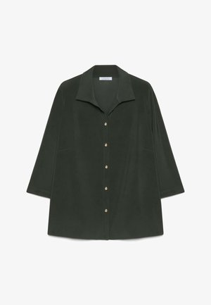 Donkergroene blouse met knopen, brede kraag en driekwart mouwen, plat uitgestald op een witte achtergrond.