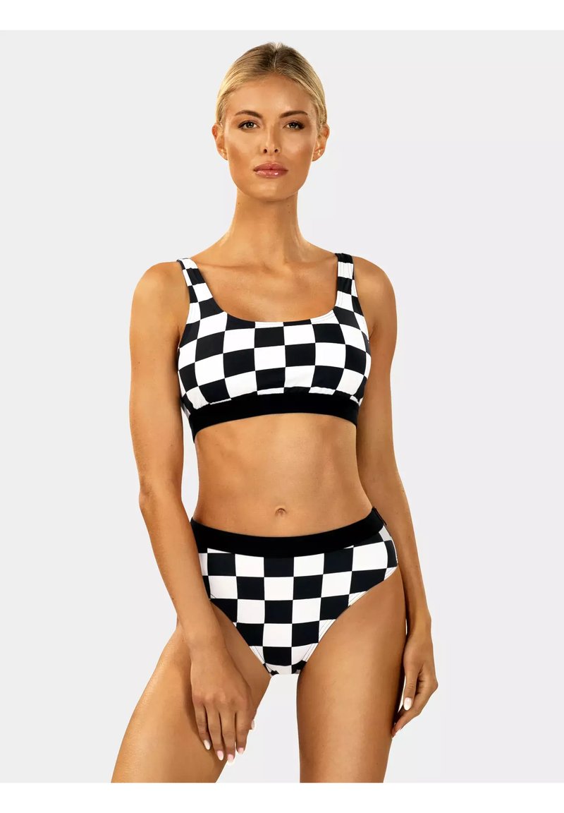 Bikini w czarno-białą szachownicę z kwadratowym dekoltem i wysokim stanem, wykonany z gładkiego, elastycznego materiału.