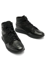 Czarne sneakersy wysokie, wykonane z materiałów skórzanych i zamszowych, z sznurowanym zapięciem, teksturowanymi powierzchniami i wyprofilowaną podeszwą zapewniającą komfort.
