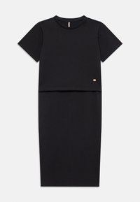 Robe noire en deux pièces avec un top à manches courtes et une jupe longueur genou. Fabriquée en tissu lisse avec un petit détail de logo doré au niveau de l'ourlet.