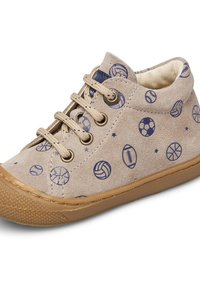 Baskets en suède beige avec des motifs sportifs bleus. Bout arrondi, laçage à l'avant et semelle en caoutchouc avec grip texturé.