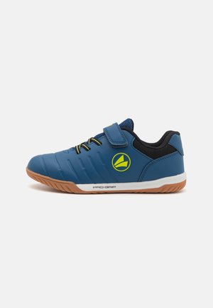 Blauer Sportschuh mit einer strukturierten Synthetik-Oberfläche, Gummisohle, schwarzen Mesh-Akzenten und gelbem Logo, ausgestattet mit Schnürsenkeln und einem Klettverschluss.