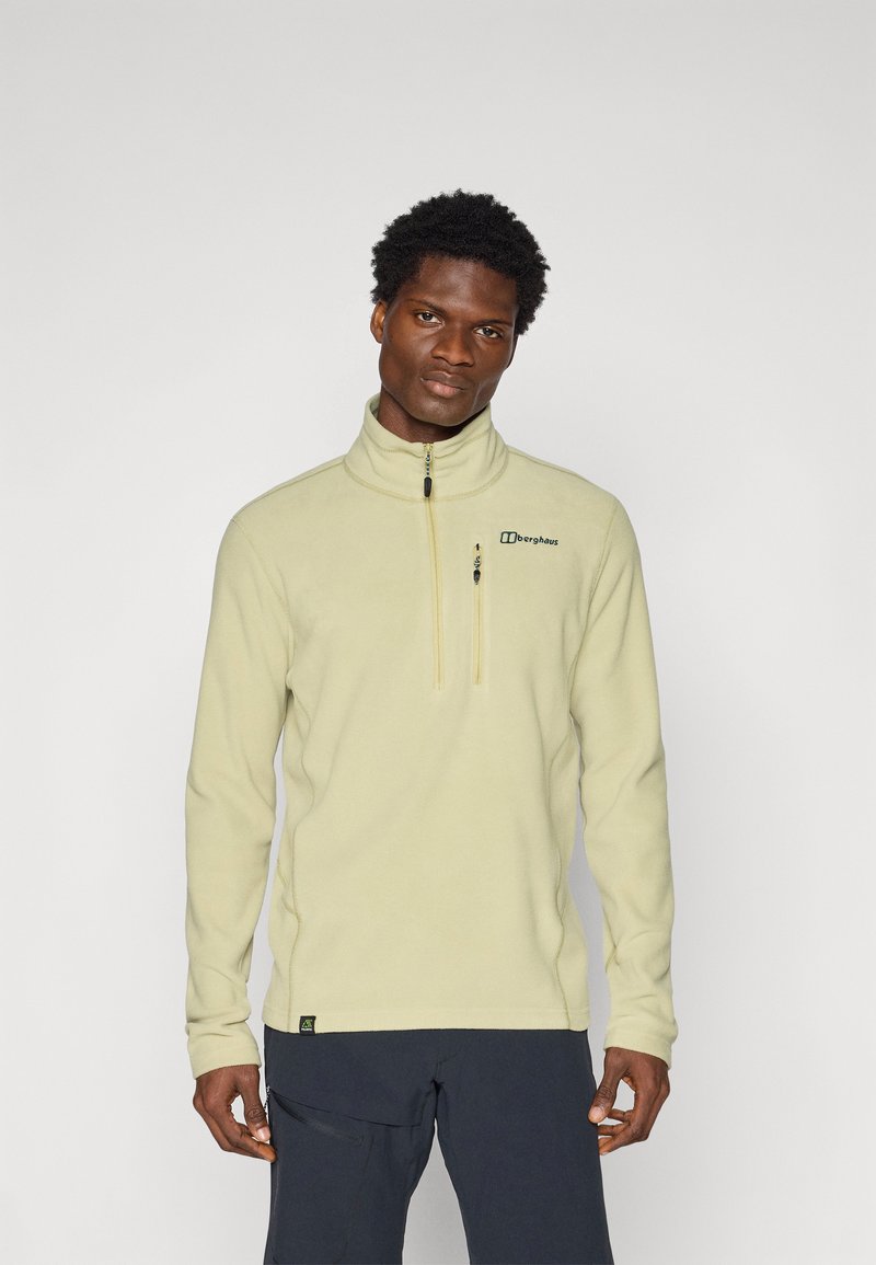 Pullover in felpa di giallo chiaro con colletto alto, zip a metà davanti e logo sul lato sinistro del petto. Presenta maniche lunghe e una texture morbida.