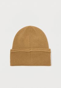 Bonnet tricoté jaune moutarde avec texture en côtes, présentant un revers replié et un design de sommet en pointe. Apparence simple et sans embellissement.