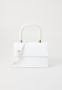 Biała torebka o wyraźnie ukształtowanym kształcie, z rączką ozdobioną koralikami i odpinanym paskiem. Gładki materiał z akcentami w złotym odcieniu.