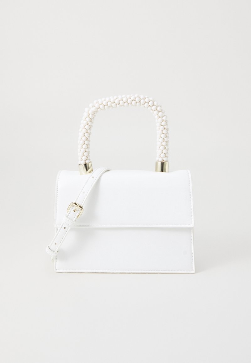 Biała torebka o wyraźnie ukształtowanym kształcie, z rączką ozdobioną koralikami i odpinanym paskiem. Gładki materiał z akcentami w złotym odcieniu.
