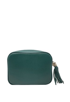 Piccola pochette rettangolare in pelle verde scuro con superficie strutturata e nappina sulla cerniera, su sfondo bianco.
