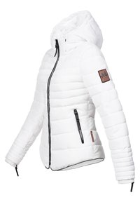 Vit puffjacka med en figurnära design, med huva, svart dragkedja och sidorfickor. Har horisontell quiltning och en brun logotypapplikation.