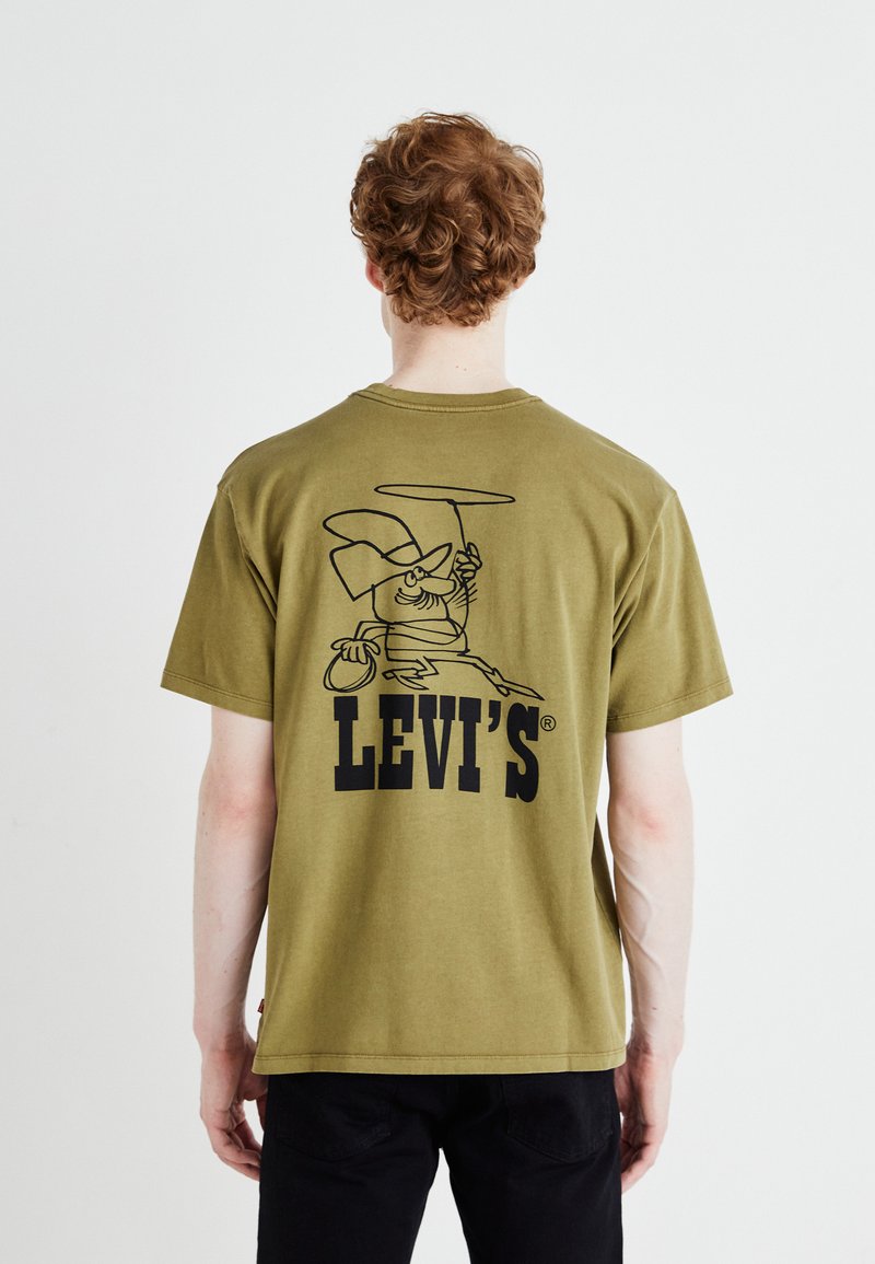 Camiseta de algodón verde oliva con un gran gráfico negro de un personaje de dibujos animados y el texto "LEVI'S" en la parte posterior. Manga corta, corte relajado.