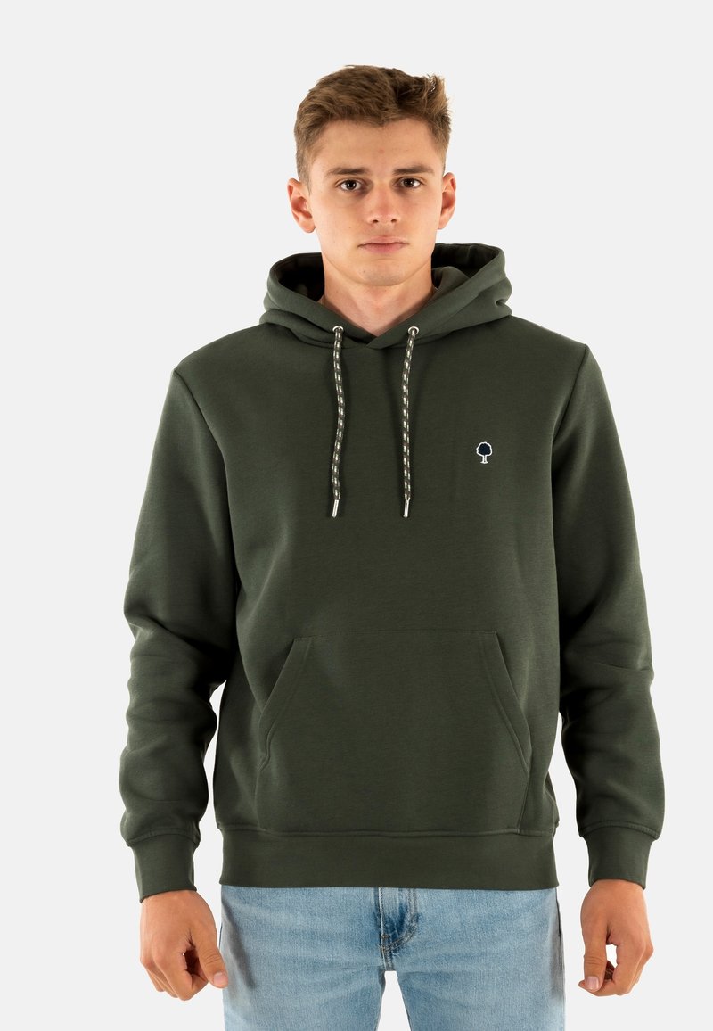 Sudadera de color verde oscuro hecha de un tejido suave, con un bolsillo tipo canguro, cordones con detalles en plata y un pequeño logo de un árbol en el pecho.