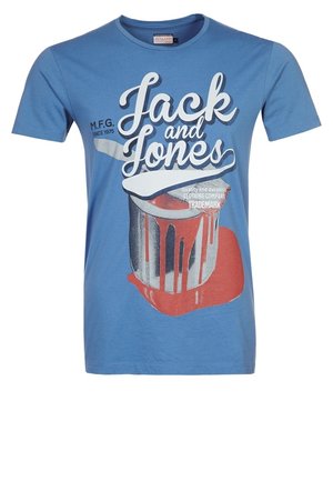T-shirt bleu à manches courtes avec le texte "Jack and Jones" et un graphique d'une boîte de peinture rouge et argentée déversant de la peinture.