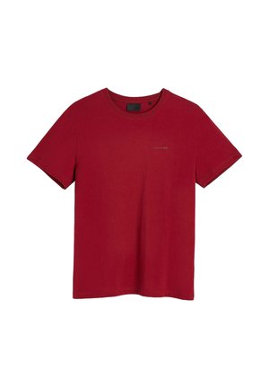 Czerwona koszulka z krótkim rękawem i okrągłym dekoltem, z małym, subtelnym logo na lewej piersi, przedstawiona na białym tle.