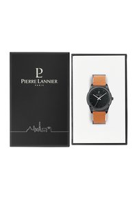 Sort ur med en rund urskive, orange-brun læderrem, præsenteret i en sort udstillingsboks med hvid indvendig og brandlogo.