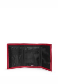 Portafoglio in tessuto rosso con interno nero, dotato di slot per carte, tasca trasparente per l'ID e chiusura in velcro. Superfici texturizzate e design strutturato.