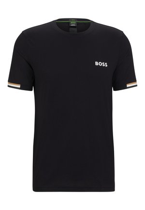 T-shirt BOSS noir à manches courtes et col rond, avec un logo blanc sur la poitrine et des rayures beiges et blanches sur les manches.