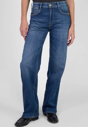 Jeans in denim blu con gamba dritta, cinque tasche, chiusura frontale a bottone e dettagli di cucitura a contrasto. Tessuto morbido e vestibilità casual.