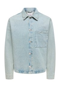 Jasnoniebieska kurtka dżinsowa z zapięciem na guziki z przodu, ostrym kołnierzem, jedną kieszenią na piersi i długimi rękawami. Tkanina ma miękką teksturę i casualowy design.