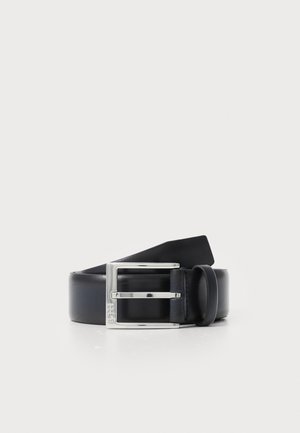 Ceinture en cuir bleu marine avec une boucle rectangulaire en argent. La ceinture présente une texture lisse et un design simple, adaptée à un usage polyvalent.